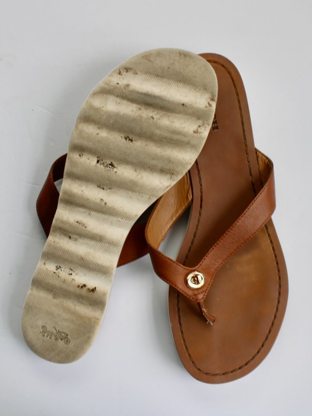 Coach Women's Shelly Leather Tan Gold Turn Lock Accent Thong Flip Flops Size 9 - Picture 6 of 12